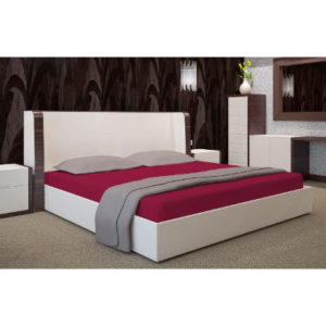 Tumepunane kummiga voodilina